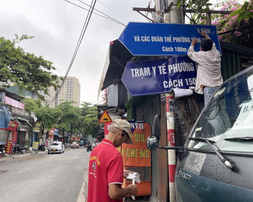 Biển mới tại trụ sở phường xã ở Hà Nội