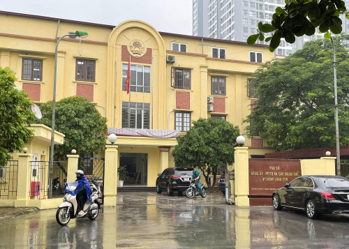 Biển mới tại trụ sở phường xã ở Hà Nội