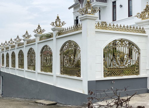 Hàng rào kiên cố bao quanh