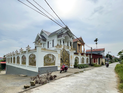 Căn nhà nổi bật giữa vùng quê