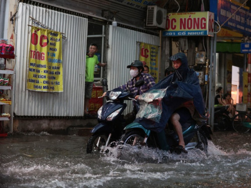 Nhiều tuyến đường Hà Nội ngập nhẹ
