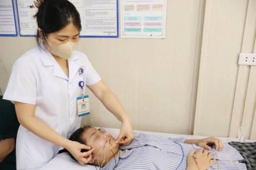 Bệnh nhi 14 tuổi bị méo miệng