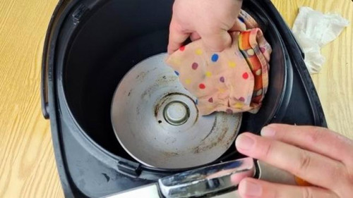 Mâm nhiệt trong nồi cơm điện