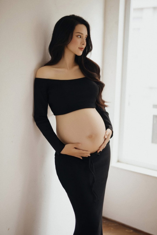 Quỳnh Lương rạng rỡ trong bộ ảnh bầu