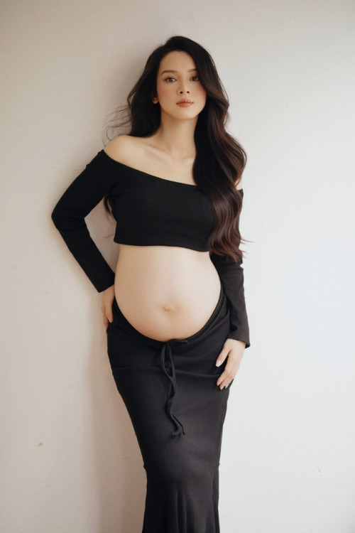 Quỳnh Lương trong bộ váy đen đơn giản