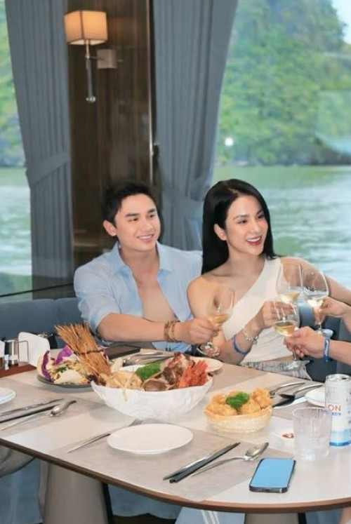 Diệp Lâm Anh và Phạm Kiên tại quán bar