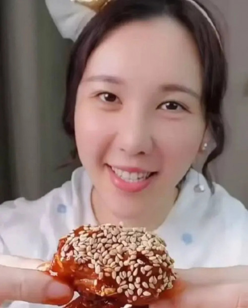 Mặt nữ mukbang biến dạng nghiêm trọng sau 2 năm hành nghề- Ảnh 1.