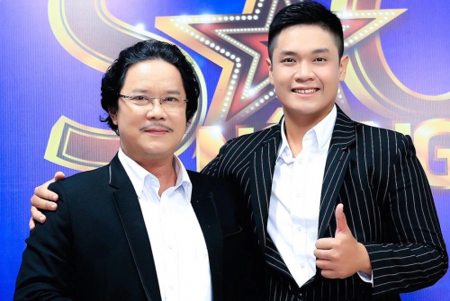 Cống Hậu bên vợ và con.