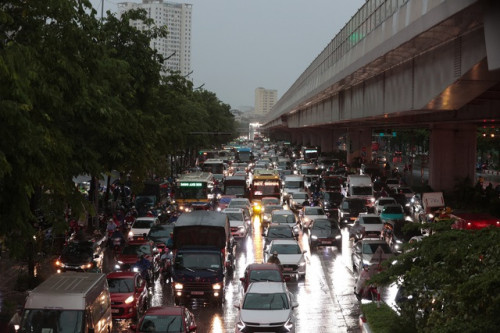 Đường Phạm Văn Đồng ngập nước