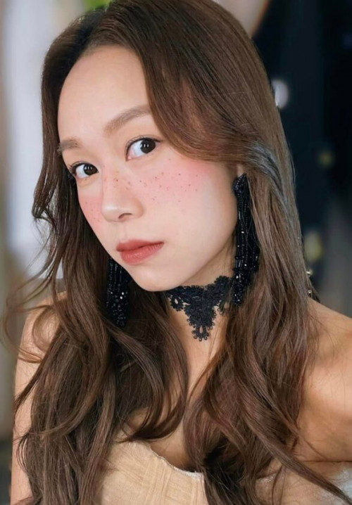Á hậu mới giải nghệ 3 tháng đã quay lại showbiz, còn đem scandal ngoại tình chân đậm ra 