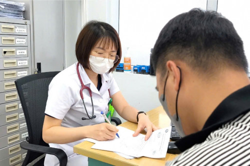 Phát hiện sán dây dài 3 mét sống trong ruột sau gần 1 năm đau bụng.