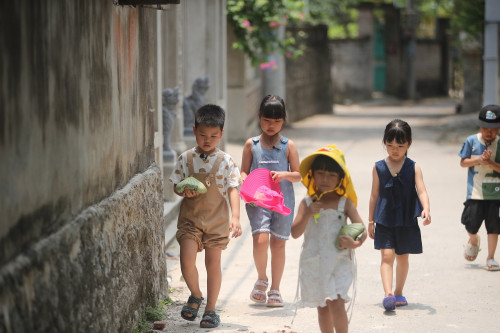 Trẻ em tham gia trải nghiệm thực tế