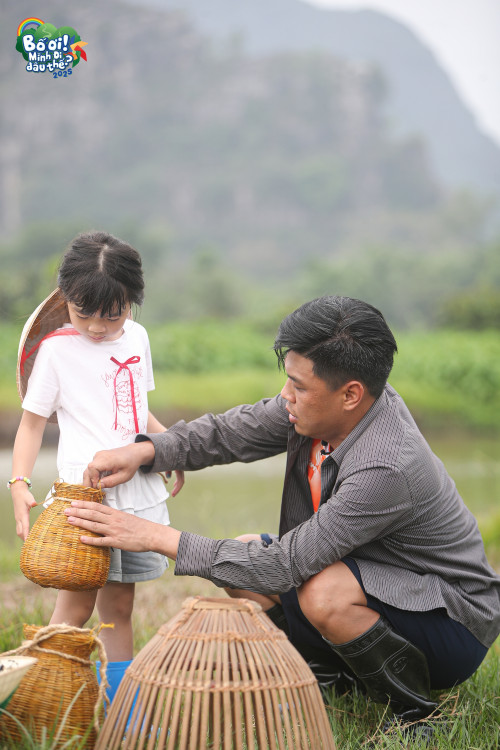 Bé Dừa và bố Duy Hưng trong trải nghiệm