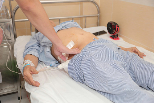 Bác sĩ khám cho bệnh nhân