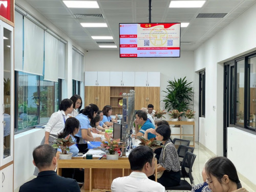 Người dân đầu tiên đến làm thủ tục hành chính