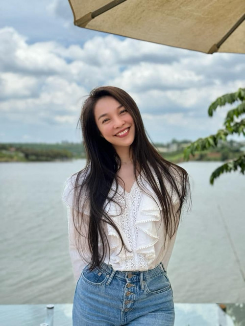 Nữ ca sĩ Hiện Thực