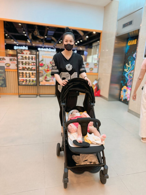 Nhật Kim Anh và con gái.