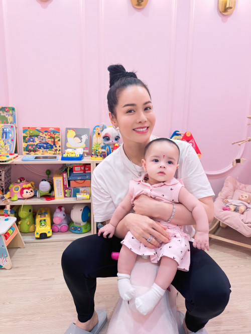 Nhật Kim Anh trong không gian sống của mình.