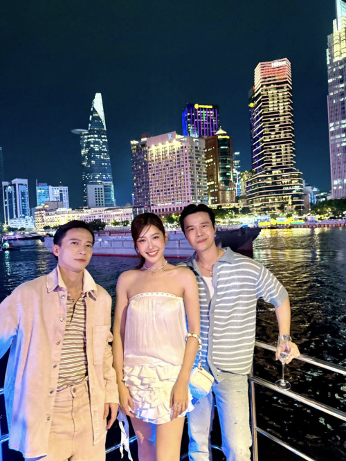 Thúy Ngân không có bóng dáng Võ Cảnh