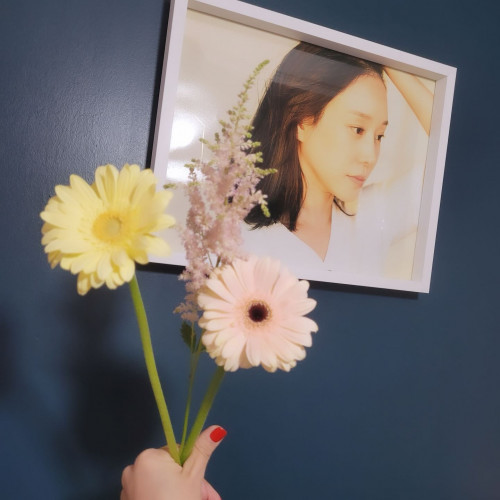 Lee Seo Yi cầm hoa trước ảnh của chính mình.