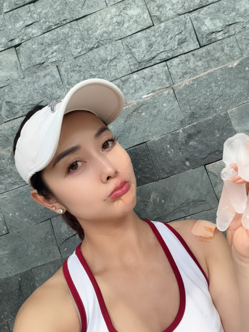 Hoa hậu Jennifer Phạm bị ngã khi chơi pickleball