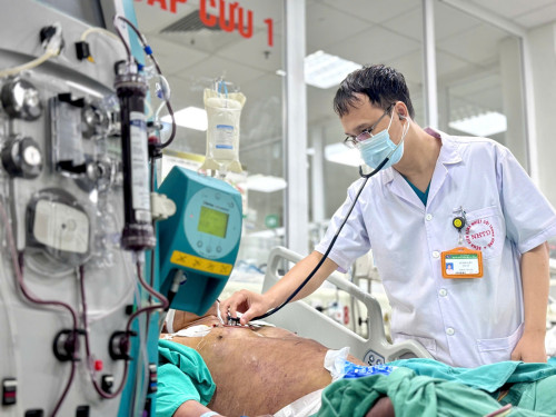 Nam thanh niên nguy kịch, phải thở máy sau khi ăn tiết canh- Ảnh 1.
