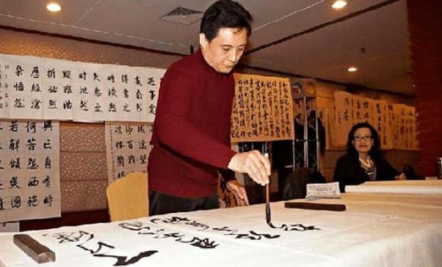 Vương Bá Chiếu trong nhà hàng của mình.