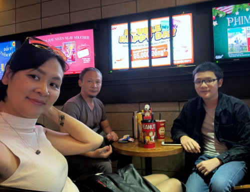 Cô cùng chồng luật sư và con trai út.