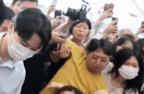Fan hâm mộ vây quanh V