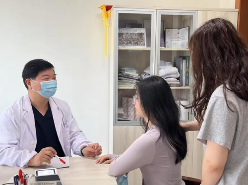 Học sinh trung học tìm đến phẫu thuật thẩm mỹ.