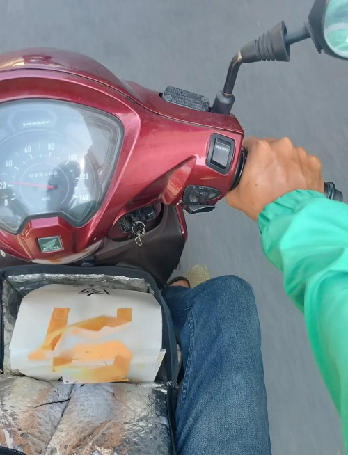 Từ shipper giao hàng, Đức Nhuận chuyển qua xe ôm công nghệ