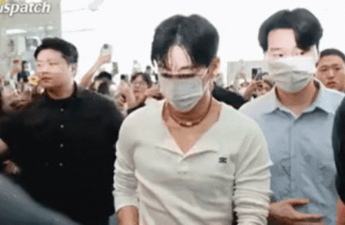 Kinh hoàng cảnh V (BTS) bị fan lao vào