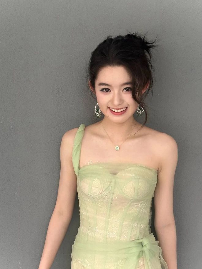 Diễn viên nổi bật với đôi bông tai gây rúng động showbiz
