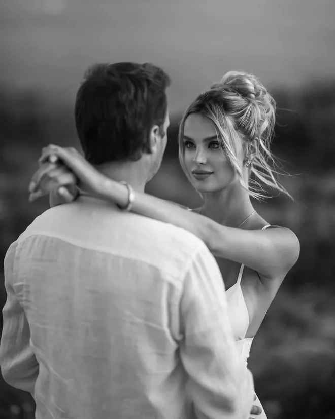 Krystyna Pyszková khoe bụng bầu - Ảnh 1.
