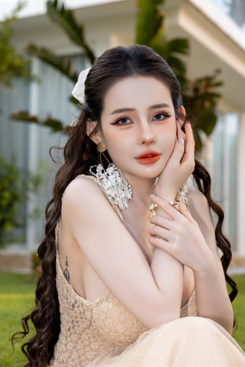 DJ Ngân 98 lại mặc đồ 