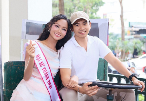 Chồng H'Hen Niê thay đổi thế nào sau cây tóc trị hói đầu? Phương pháp này có giá bao nhiêu?- Ảnh 4.