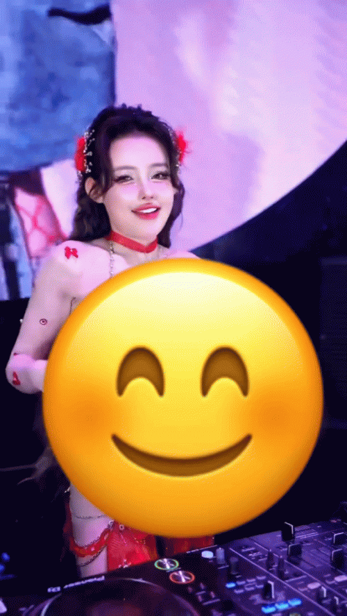 DJ Ngân 98 lại mặc đồ 
