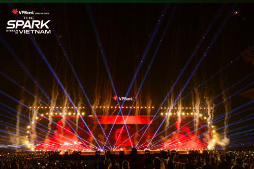 Khoảnh khắc sân khấu bùng nổ tại VPBank Presents K-Star Spark in Vietnam Mega Concert 2025.
