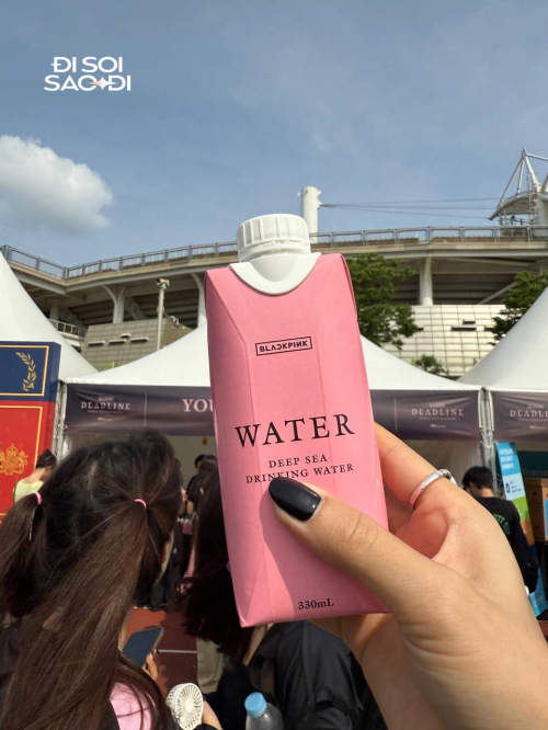 Trước giờ G concert BLACKPINK: Giao th&#ocirc;ng tắc nghẽn, hàng chục nghìn fan đội nắng chờ nhóm nữ toàn cầu tái xuất- Ảnh 7.