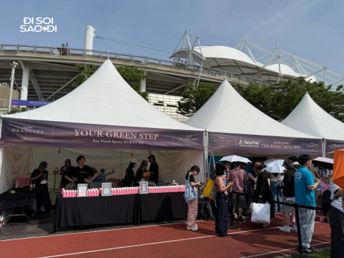 Trước giờ G concert BLACKPINK: Giao th&#ocirc;ng tắc nghẽn, hàng chục nghìn fan đội nắng chờ nhóm nữ toàn cầu tái xuất- Ảnh 5.