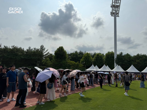 Trước giờ G concert BLACKPINK: Giao th&#ocirc;ng tắc nghẽn, hàng chục nghìn fan đội nắng chờ nhóm nữ toàn cầu tái xuất- Ảnh 1.