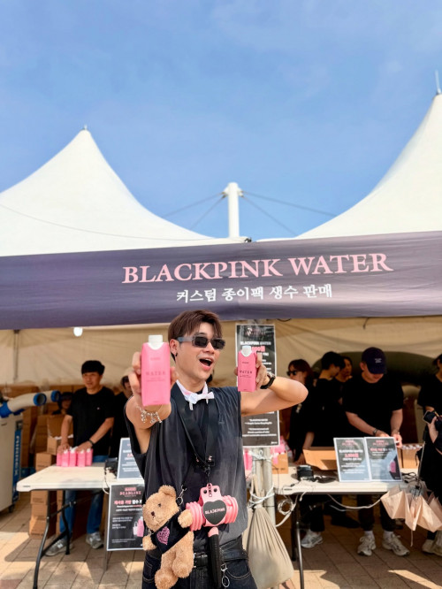 BLACKPINK bán nước suối 40.000 đồng trong concert