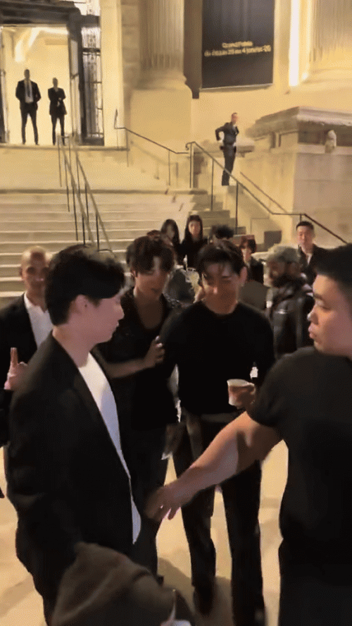 Khoảnh khắc V và Park Bo Gum tại Paris