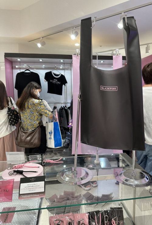BLACKPINK bán bao nylon giá nửa triệu