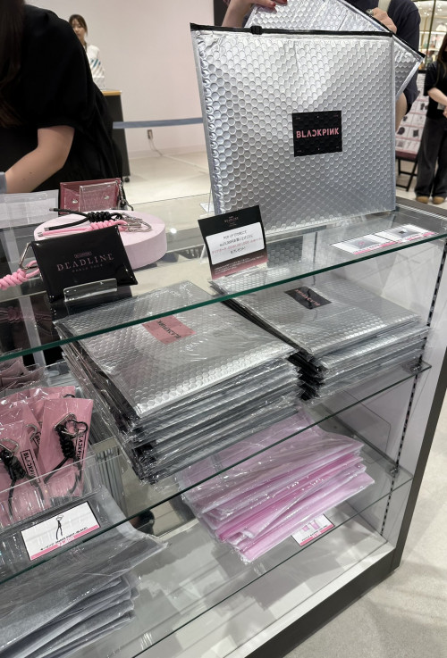 BLACKPINK bán bao nylon giá nửa triệu