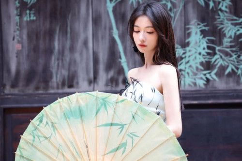 Ngô Cân Ngôn với vóc dáng mảnh mai