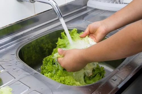 Rau sống thường không hết ký sinh trùng, chuyên gia chỉ cách ăn rau sống an toàn.
