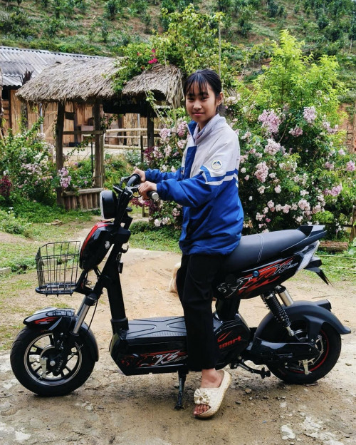 Bé Thư nhận quà
