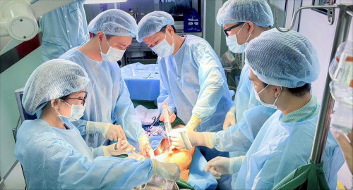Ca phẫu thuật phức tạp kéo dài gần 5 giờ