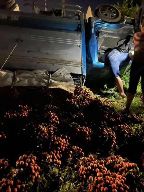 Vụ xe tải lật khiến người dân "hối hả": Chị xe nói "các bác đi đây là vãi của cháu" nhưng không ai quan tâm- Ảnh 2.